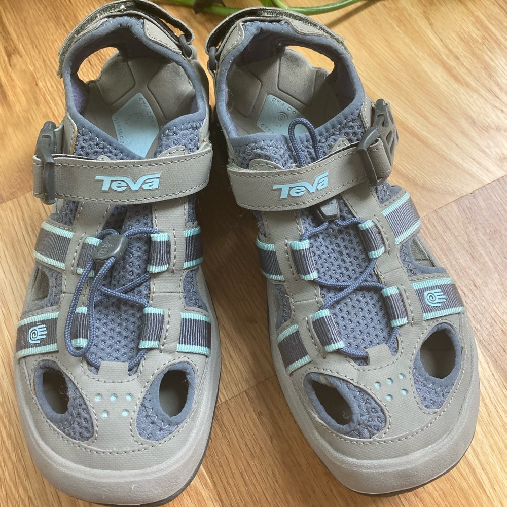 Women’s TEVA shoes size 8